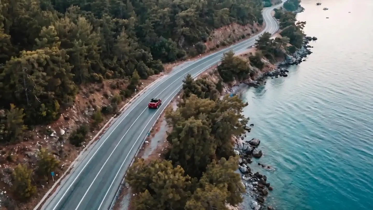 Fethiye kıyı yolu — üstü açık kırmızı otomobil (temsili)