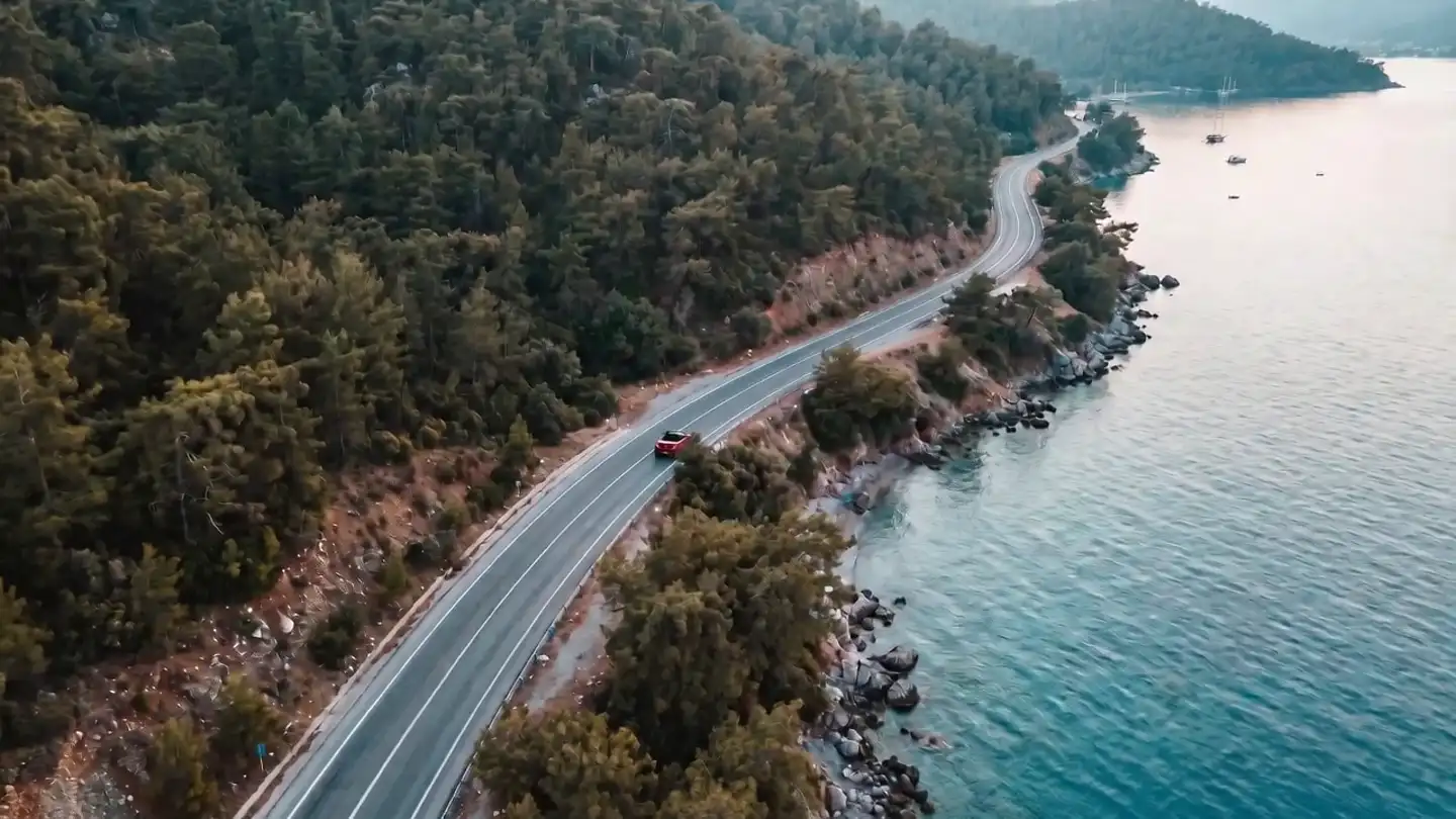 Fethiye kıyı yolu — üstü açık kırmızı otomobil (temsili)