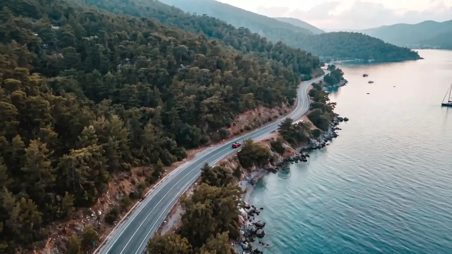 Fethiye kıyı yolu — üstü açık kırmızı otomobil (temsili)