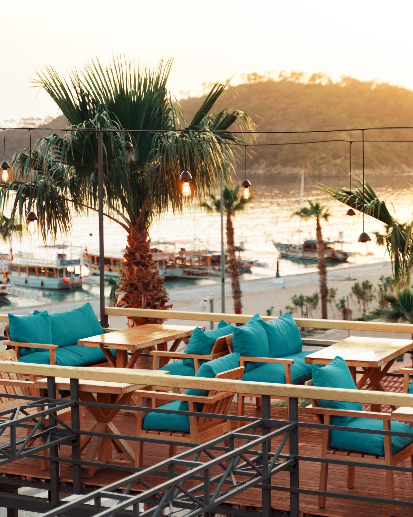 Fethiye liman manzaralı restoran terası çekimi